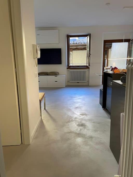 Oliva, Stylish With Garage